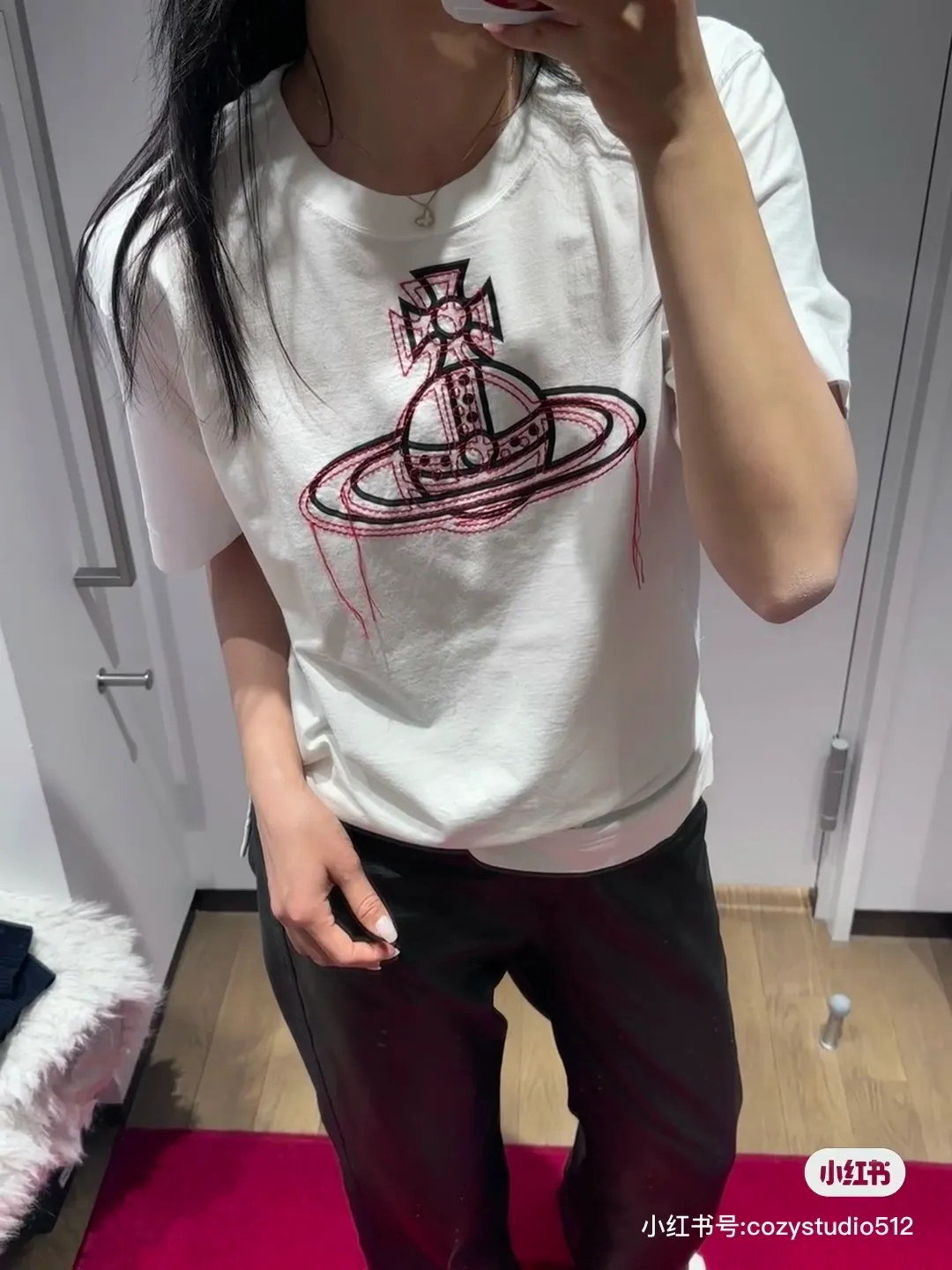 vivienne Westwood Queen Mother's new 2025 spring and summer Japanese limited-edition tassel embroidered short-sleeved T-shirt. The appearance of the appearance reveals the uninhibited image and high street trends. It has a loose and casual style, a short front and long back design, a small slit on the hem on both sides, and the iconic Saturn shape on the chest. The cross crown ball is added with a very futuristic satellite ring, just like Saturn, which collides with the prominent colors of the clothes. The non-overlapping Saturn pattern is outlined with red embroidery, which is visually dazzling. It also has a few tassels to complete the unconventional personality. 240g 32 count high-density double yarn cotton, comfortable and breathable fabric Size: XS-L Color: white, black